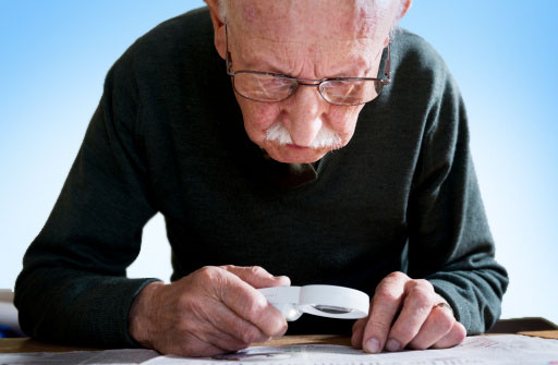 cataracts_man_with_magnifying_glass